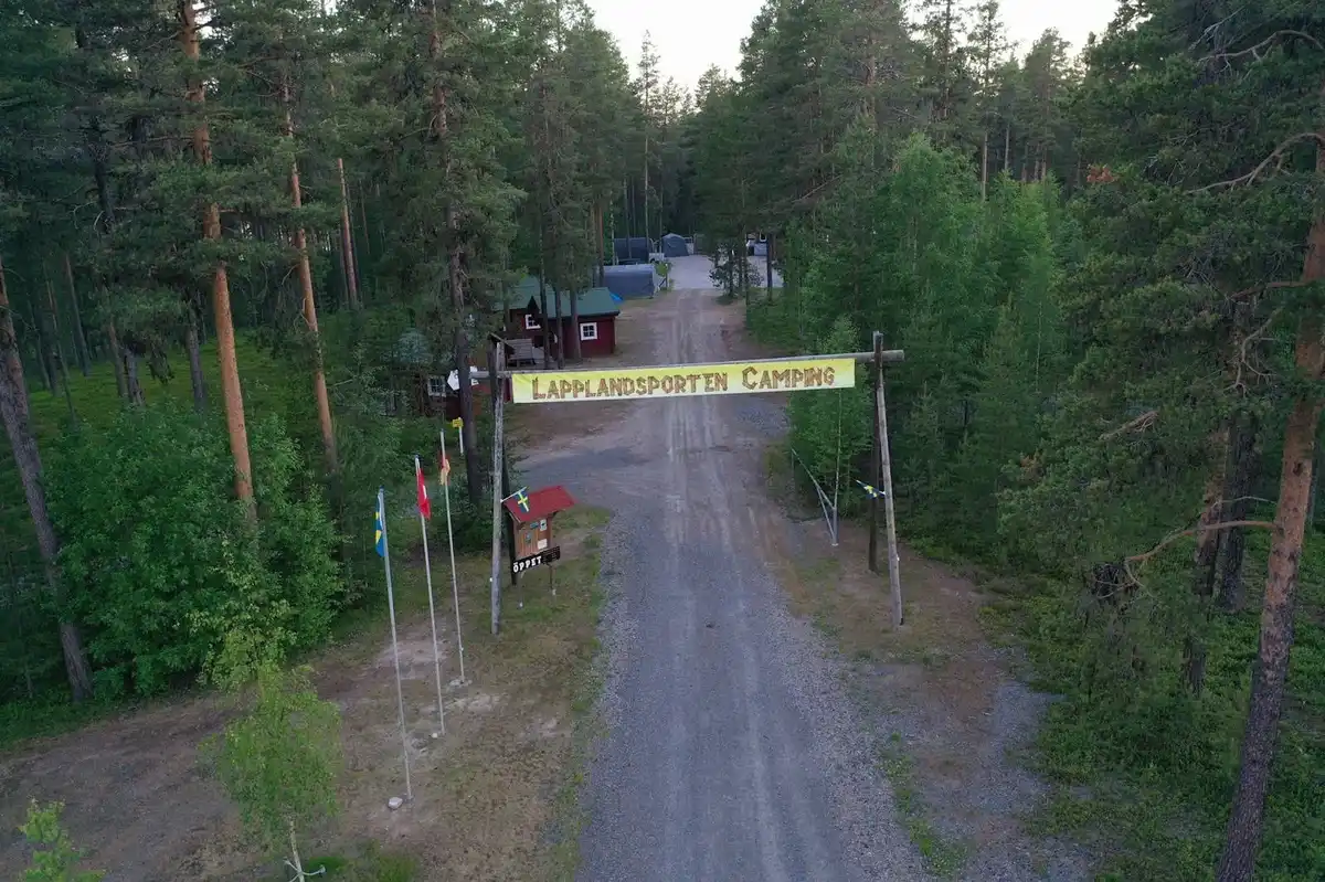 Lapplandsportens camping: En oas vid Umeälvens strand, perfekt för naturälskare och själslig återhämtning.