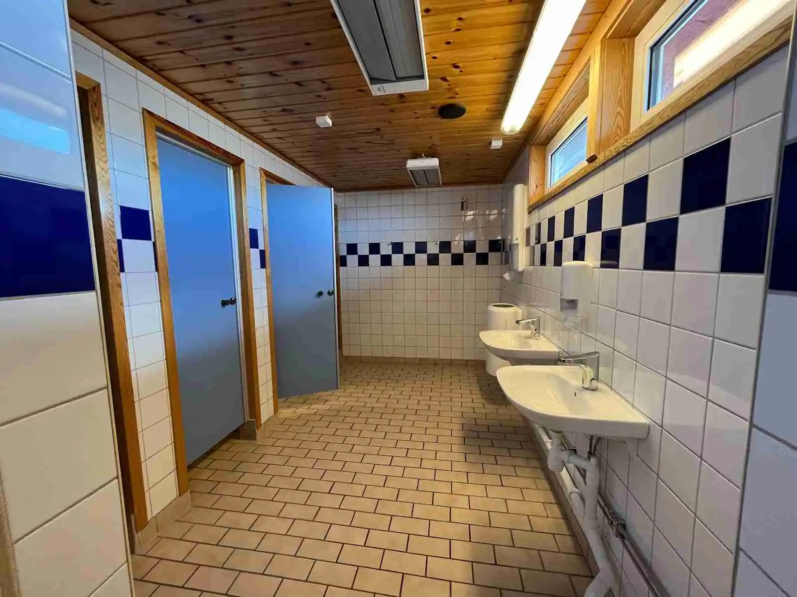 En inbjudande interiör på Stocken Camping med träelement, inklusive golv och tak, vilket skapar en varm och välkomnande atmosfär.