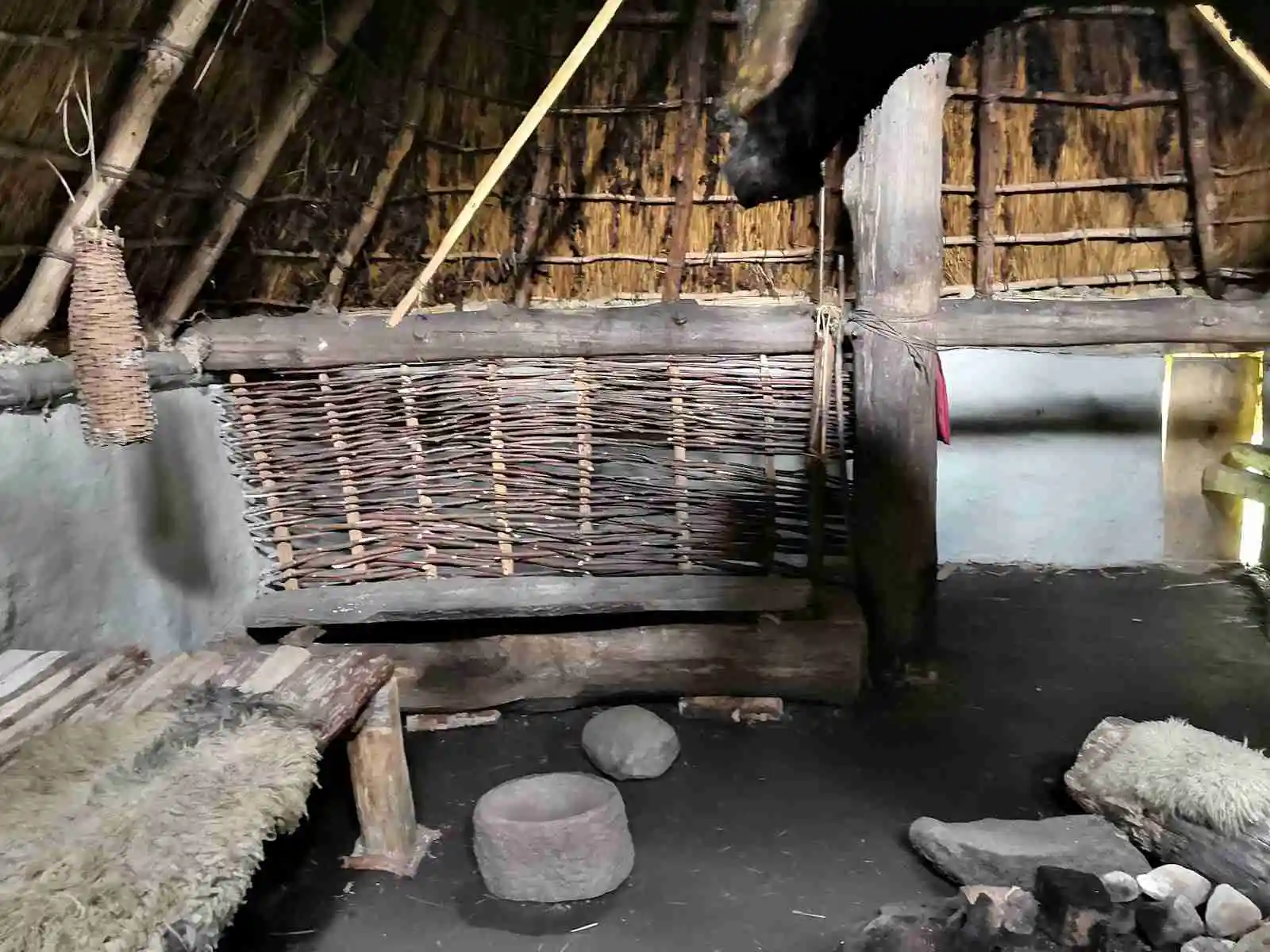 En mysig stuga i trä med halmtak står omgiven av natur på Tanums camping och stugby.