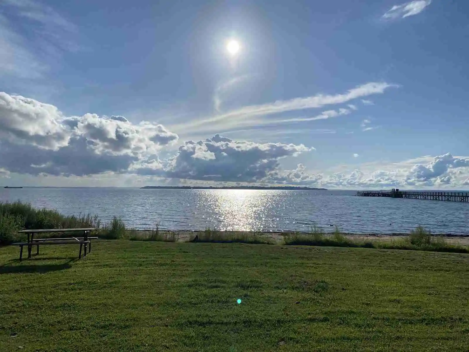 En solig dag vid havet i Borstahusen, med en blå himmel och en vidsträckt horisont över det glittrande vattnet.