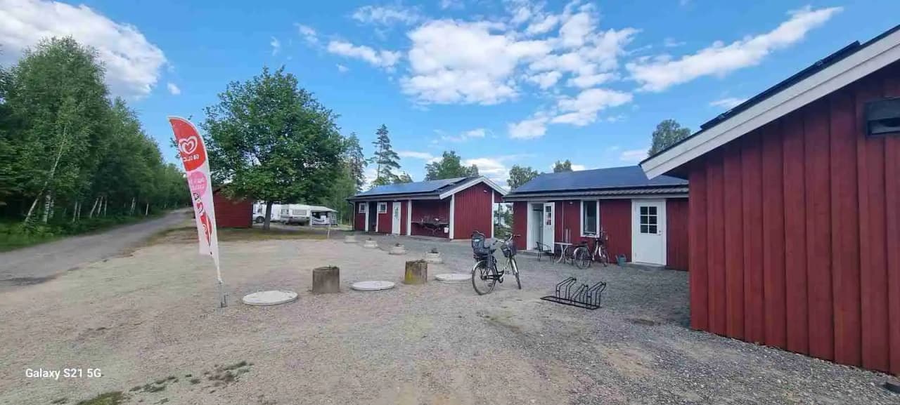 "Avkoppling och äventyr vid sjön Bolmen: Löckna Camping, där naturen och gemenskap möts."