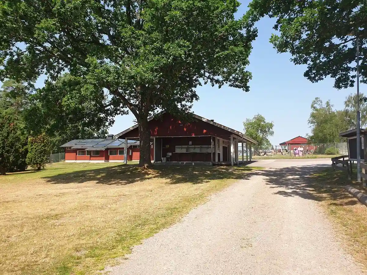 Upptäck Kosta Bad & Camping, din portal till Glasriket med rofylld natur, kultur och äventyr nära glasbruk och outlet.