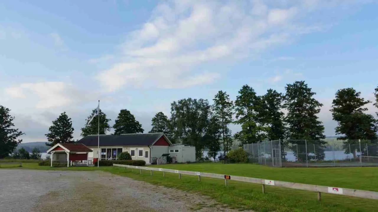 Upptäck Ramkvilla Golf Camping: Avkoppling och äventyr i en naturskön oas med alla bekvämligheter för din perfekta semester.