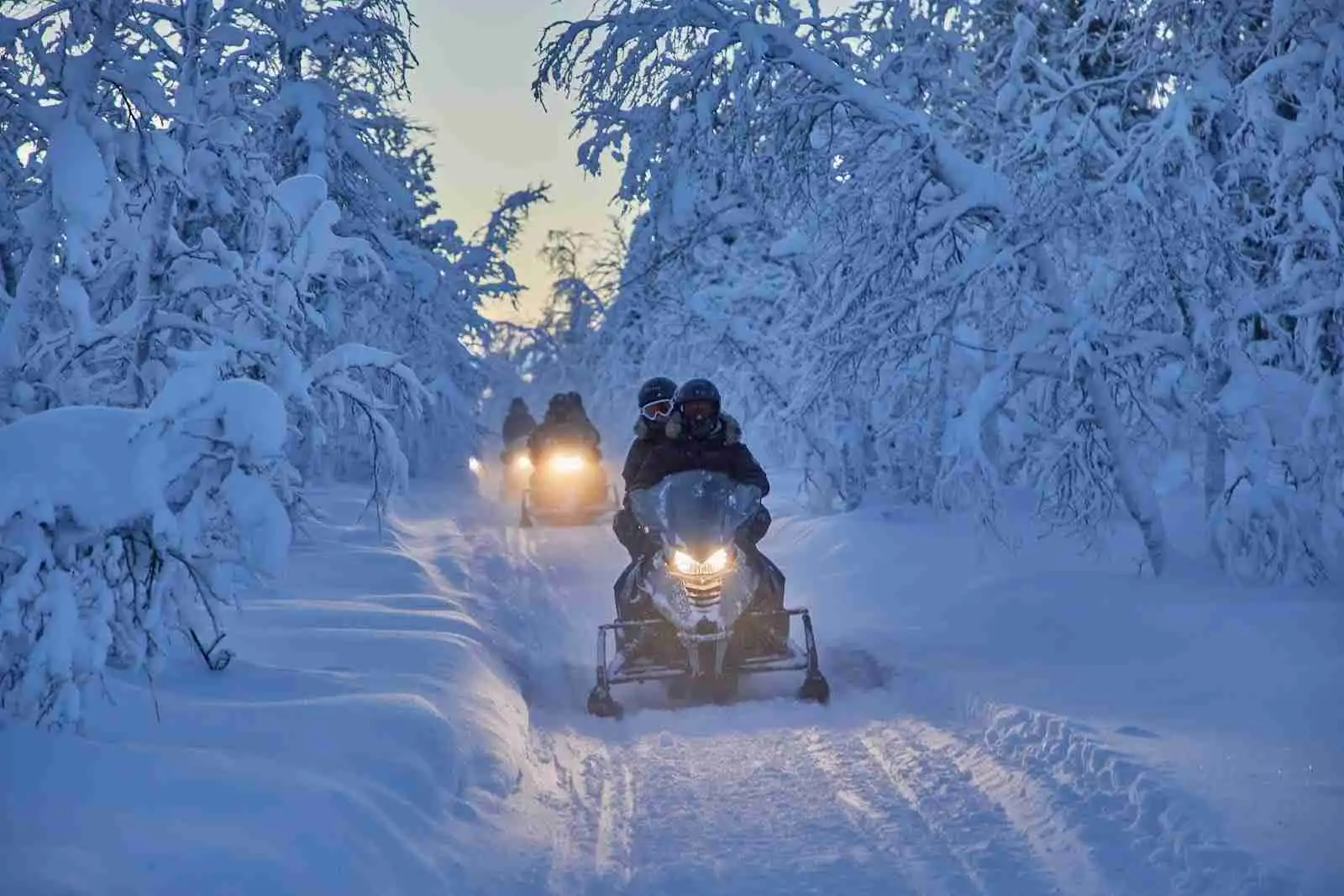 En vinterlandskap vid Camp Ripan med snöklädda landskap och snöskoter, omgiven av arktisk is och frost i en glacial formation.