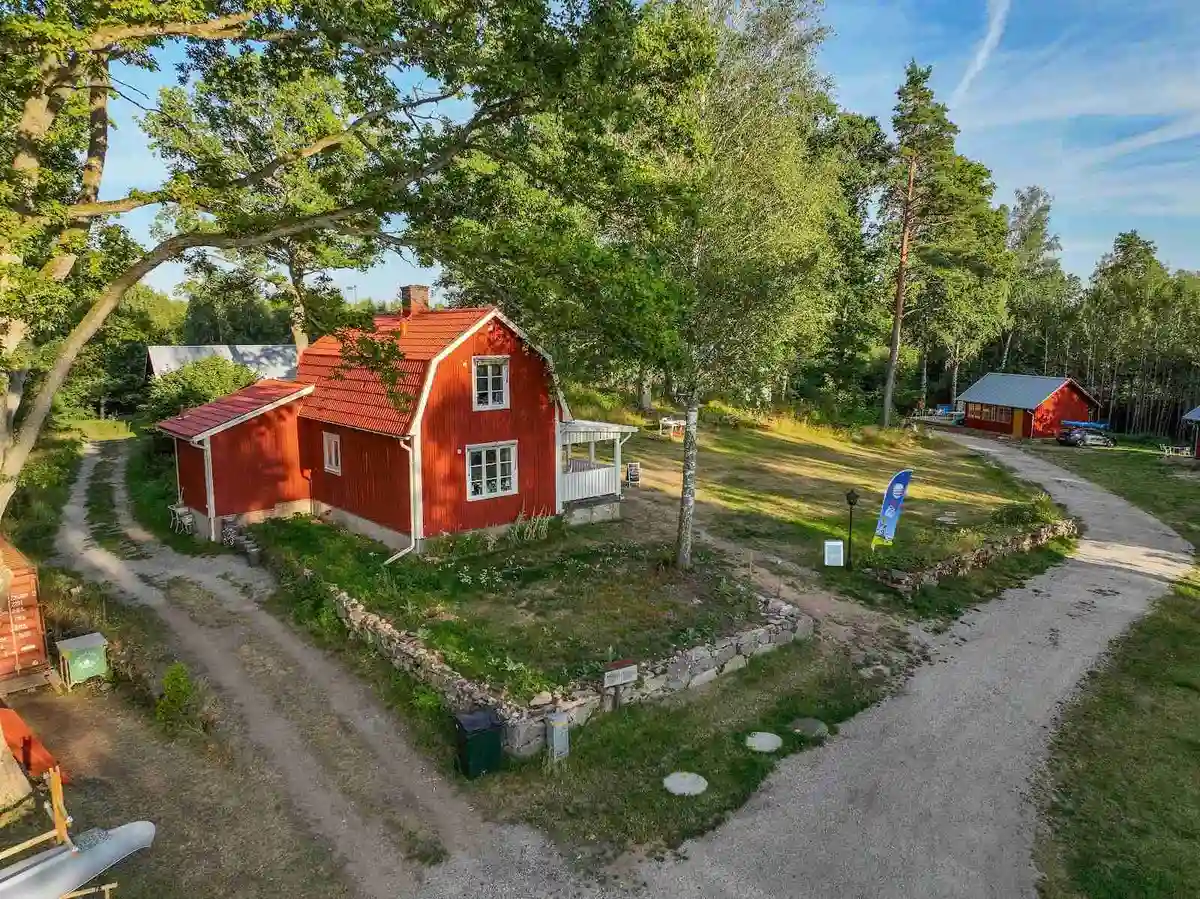 Upptäck avkoppling och äventyr vid Agundaborg, Sveriges naturliga pärla för paddling och camping vid Agunnarydsjön.