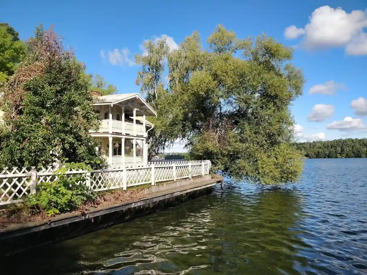 Upplev historisk charm vid Mälarens strand, nära Stockholm, med boenden och aktiviteter för avkoppling och äventyr.