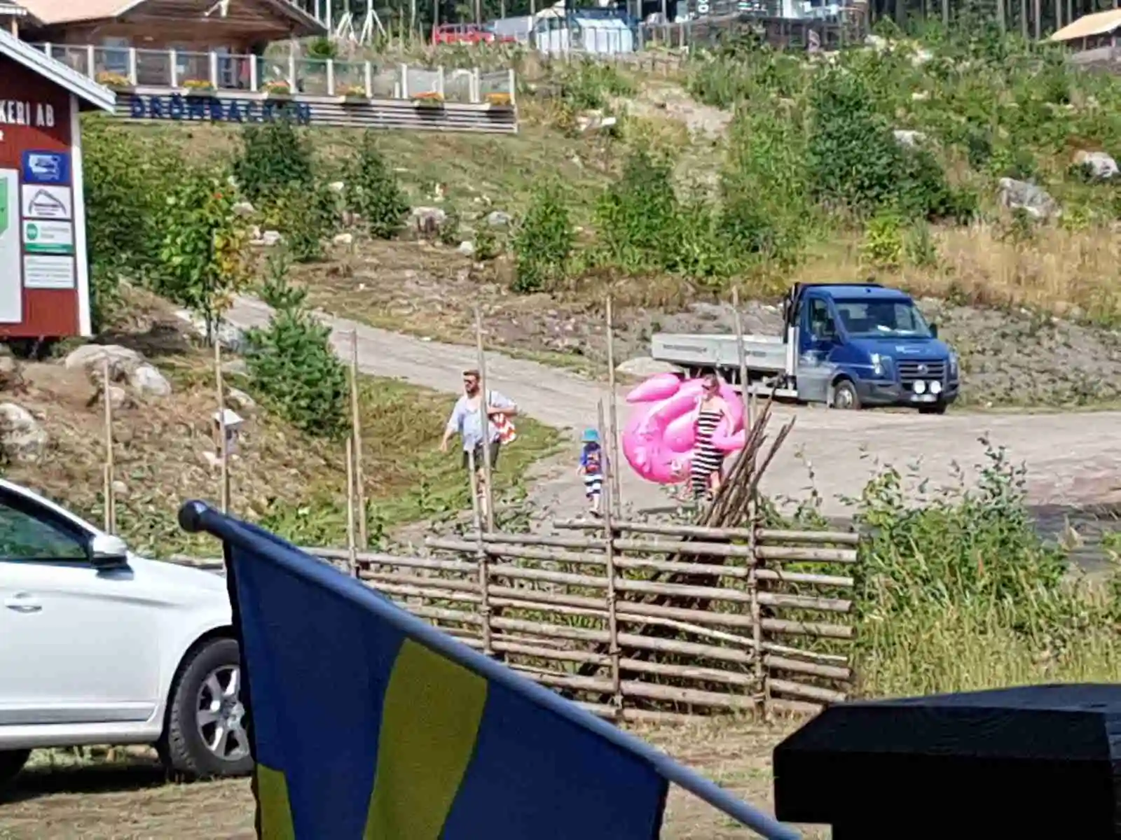 En familjecamping vid Norra Dellen med öppna ytor för rekreation och avkoppling, omgiven av natur och med faciliteter för semester och fritidsaktiviteter.