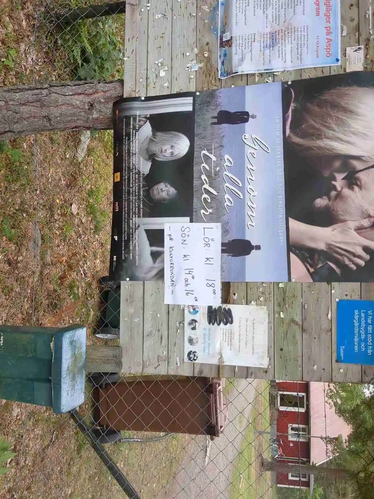 En skylt vid ingången till Aspö Folkets Hus Camping, omgiven av grönska och med reklam för campingens faciliteter.