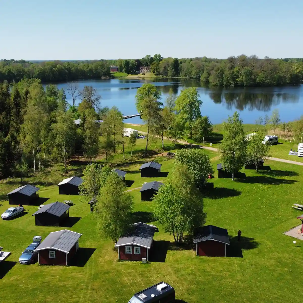 Upplev lugnet på Valle Campingstugor – naturens harmoni, äventyr och avkoppling strax utanför Skara.