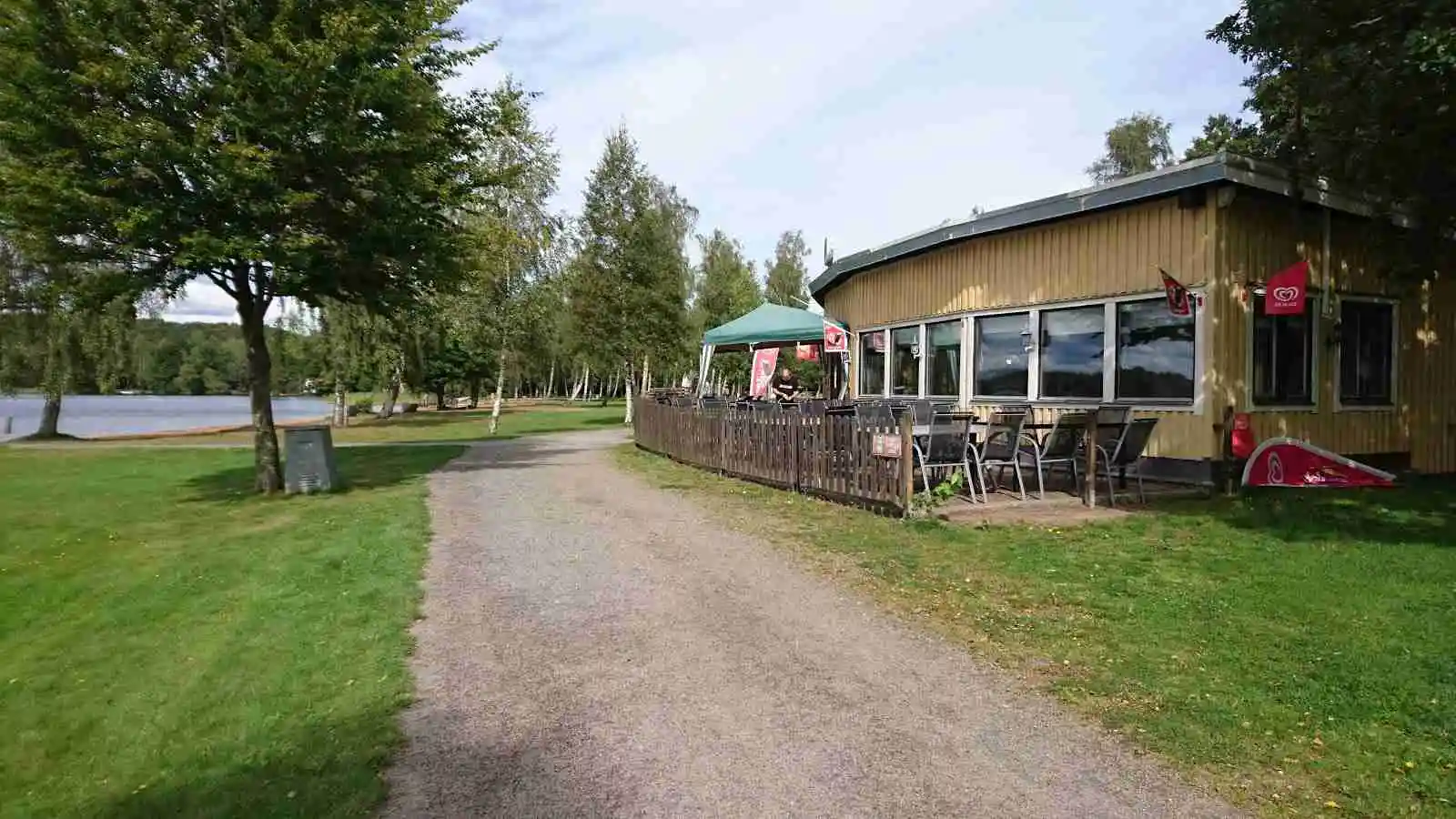 Njut av Skånes natur på Luhrsjöbadens Camping – idylliskt beläget vid Lursjön, perfekt för avkoppling och äventyr!