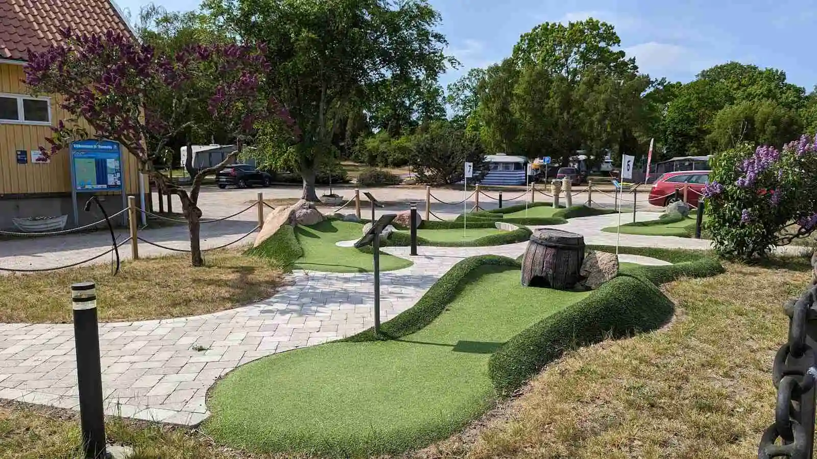 Ronneby havscamping: En fyrastjärnig campingoas i Blekinge med havsutsikt, spännande äventyr och avkopplande upplevelser.