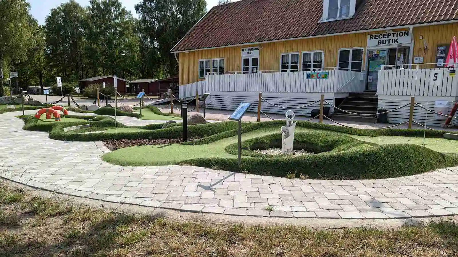 En stenlagd uppfart med flagstenar på Ronneby Havscamping.