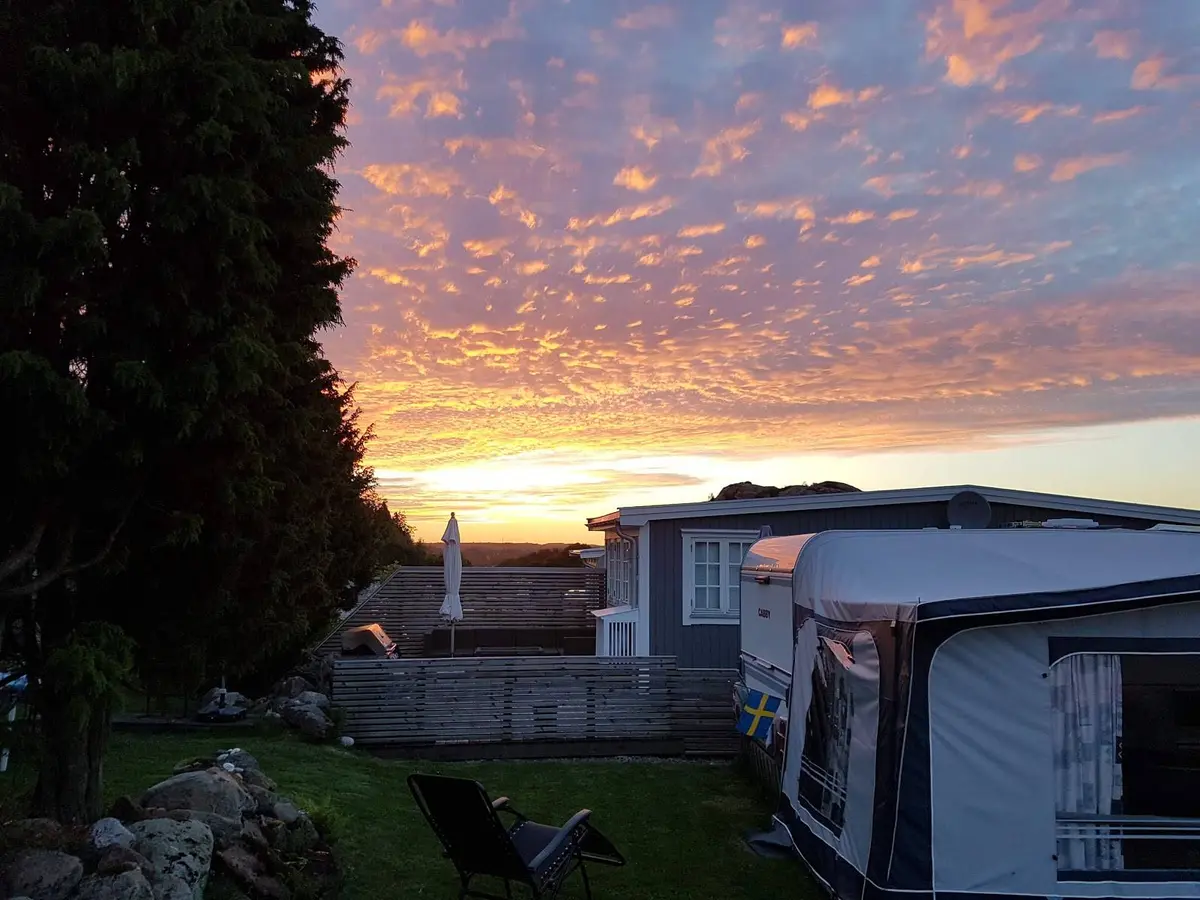 En vacker solnedgång vid Örns camping med en himmel i varma toner av orange och rosa.