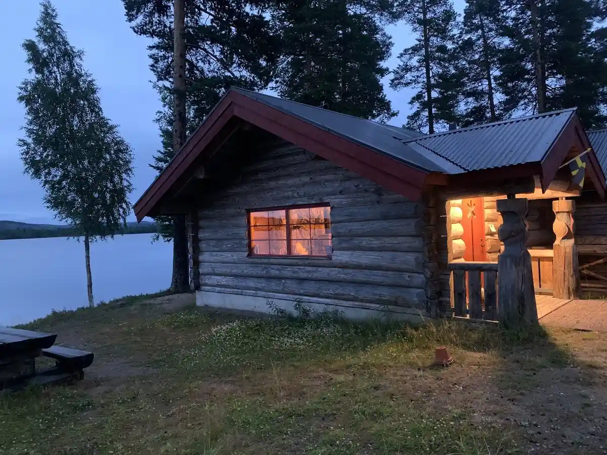 Kojbyns Camping: En idyll vid Rätansjön för avkoppling och äventyr i magnifika naturlandskap. Njut av norrsken och midnattssol!