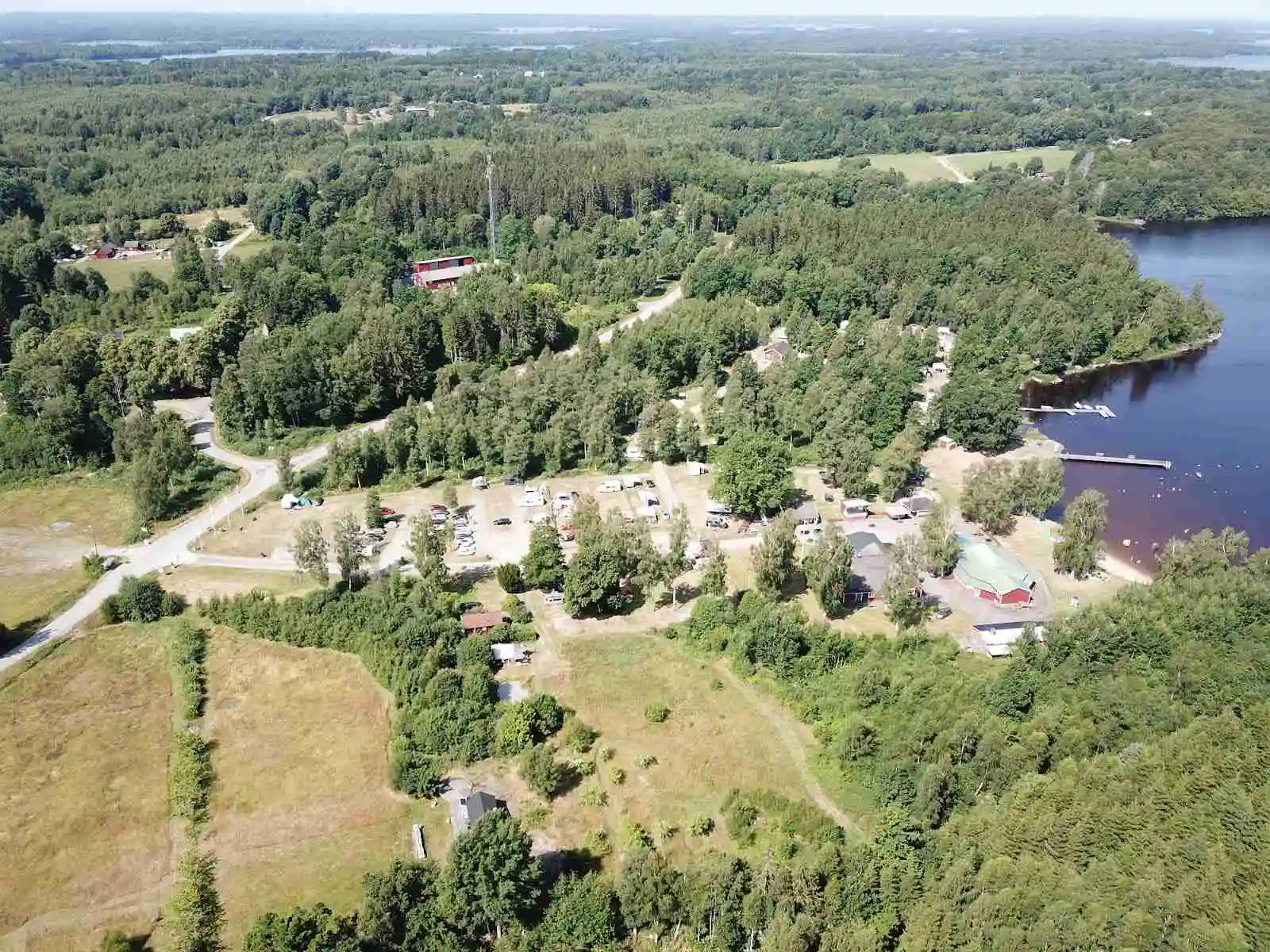 Upptäck stillhet på Hätteboda vildmarkscamping vid sjön Mien, för äkta naturupplevelser utan störande moderniteter.