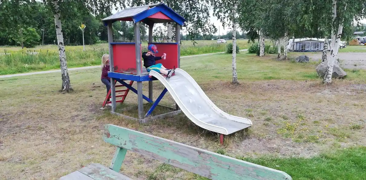 Upplev naturens magi vid Camp Kungsgården, en pärla vid Storsjöns strand med aktiviteter, stugor och oförglömliga äventyr.