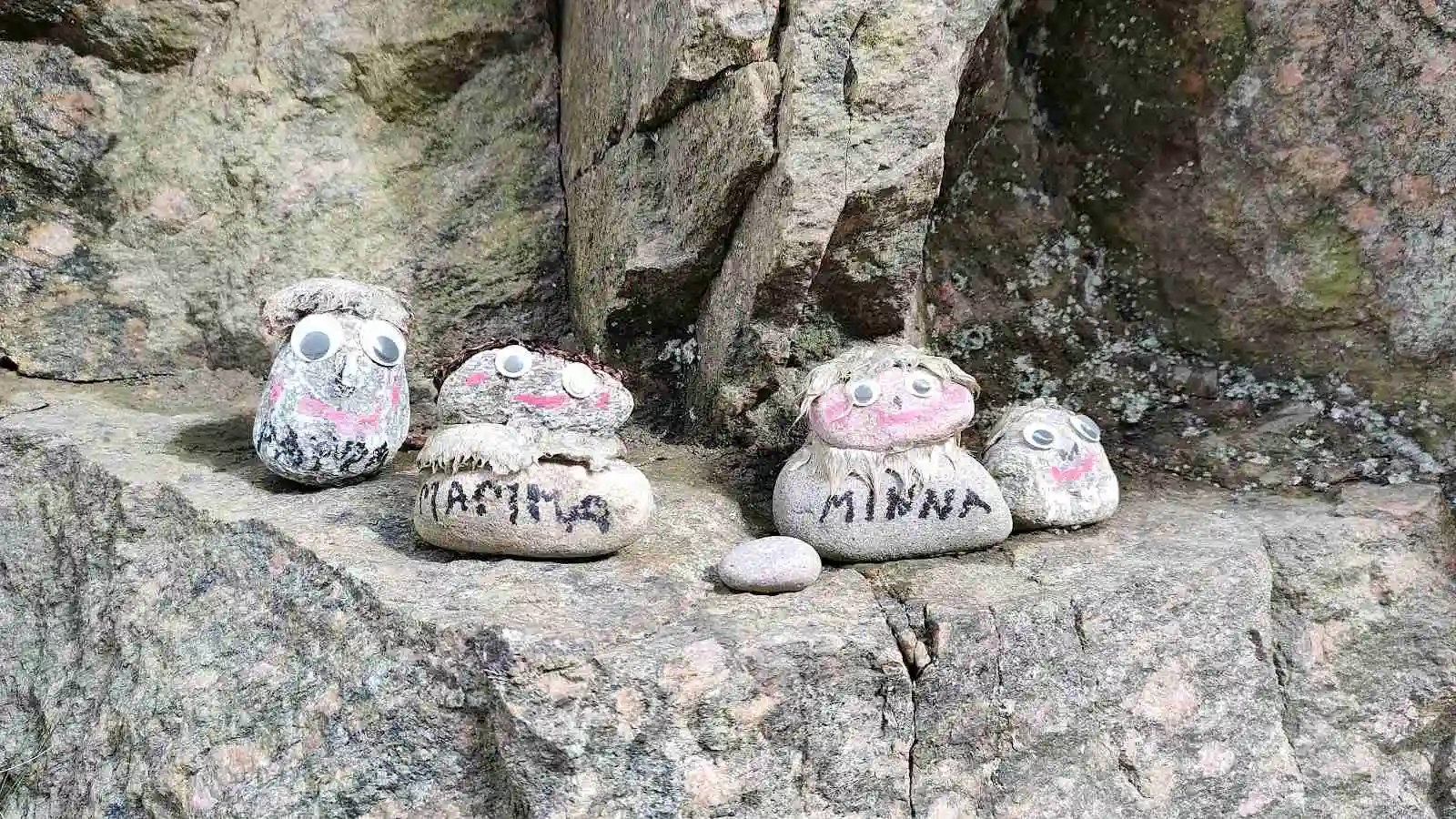 En campingplats vid Mossholmen med stora klippblock och kalkstensformationer omgivna av naturlig vegetation.