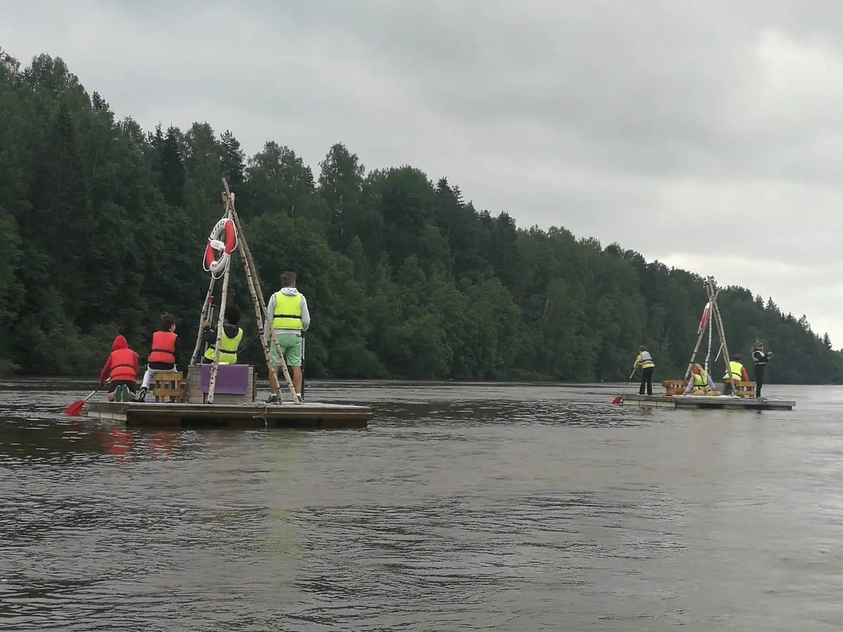 En fridfull vattenväg vid Storängens camping med båtar som flyter på det stilla vattnet, omgivet av grönska och naturskön miljö.