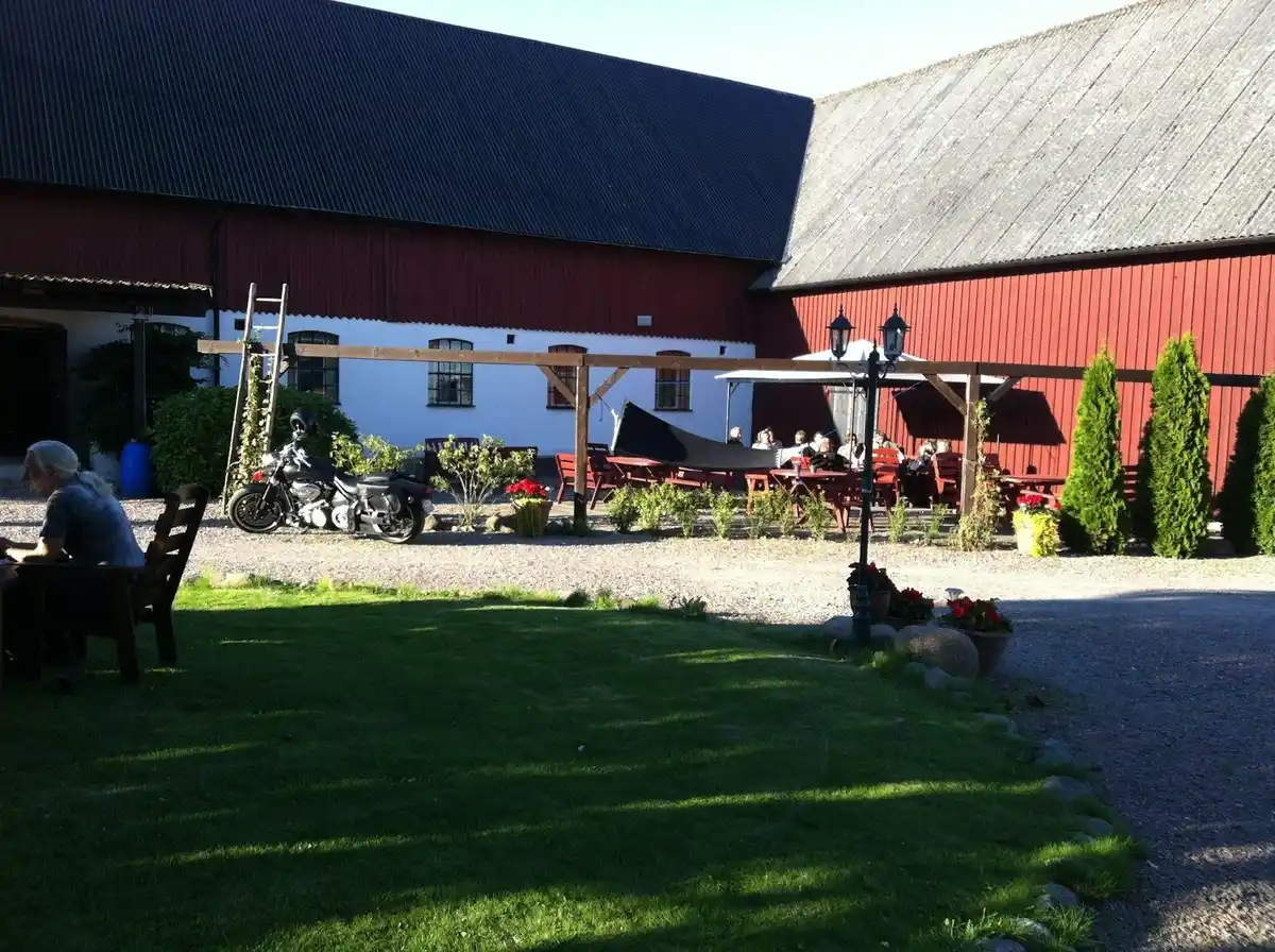 En grönskande gård med skuggiga områden och en lummig trädgård, belägen på Hanksville Farm.