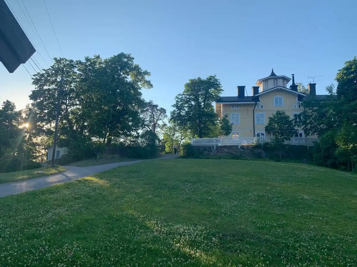 En herrgård badar i solljus på Klubbensborg, ett besöksmål som visas på en hemsida.