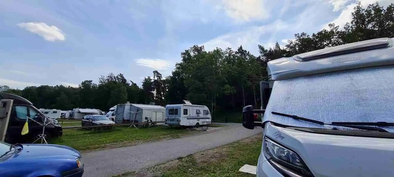Upptäck lugnet vid Mälarens strand med stadens puls i närheten på charmiga Ängby Camping, bara 20 min från Stockholm!