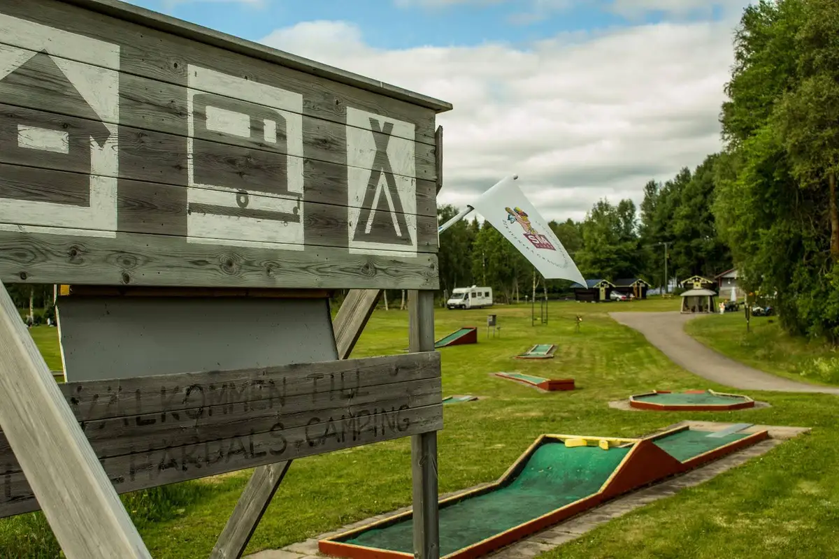 Lillhärdals camping: Upplev avkoppling och äventyr vid Härjeåns strand, omgivet av Härjedalens fantastiska landskap.