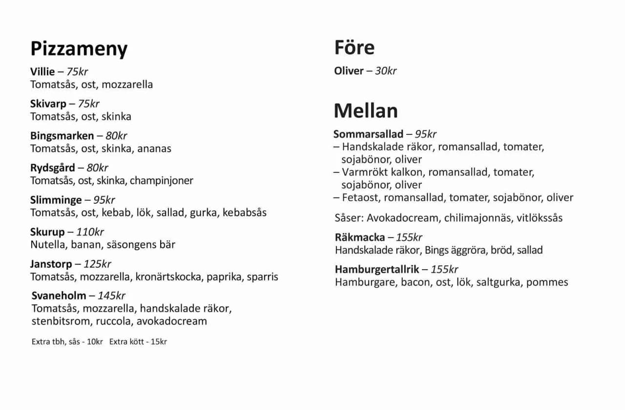 En bild som visar en informationsskylt vid Bingsmarkens camping med vit bakgrund och svart text. Skyltens text innehåller viktig information för besökare, inklusive nummer och annan relevant text.