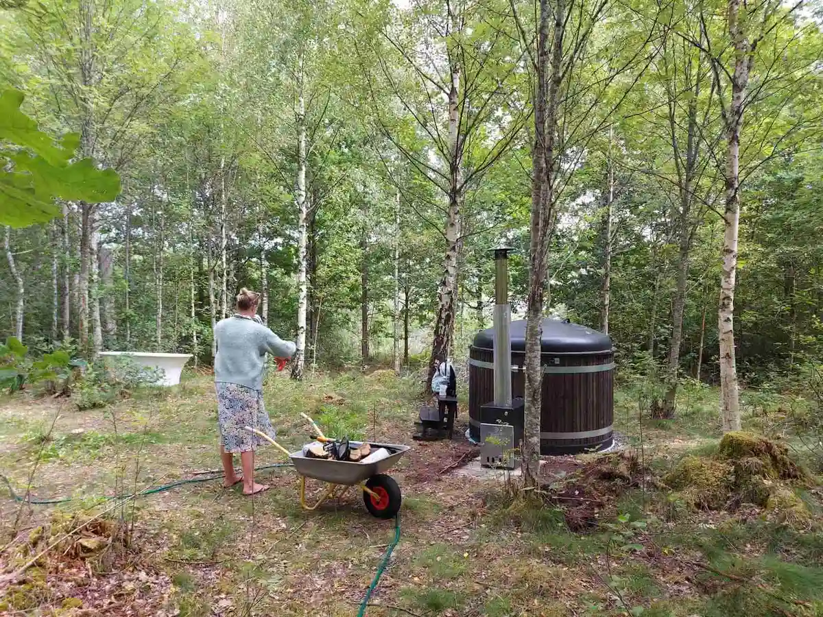 En fridfull skogsmiljö vid Agundaborg Camp & Paddle med täta träd och frodig undervegetation. Denna natursköna plats erbjuder avkopplande stunder i naturen, perfekt för paddling och camping.