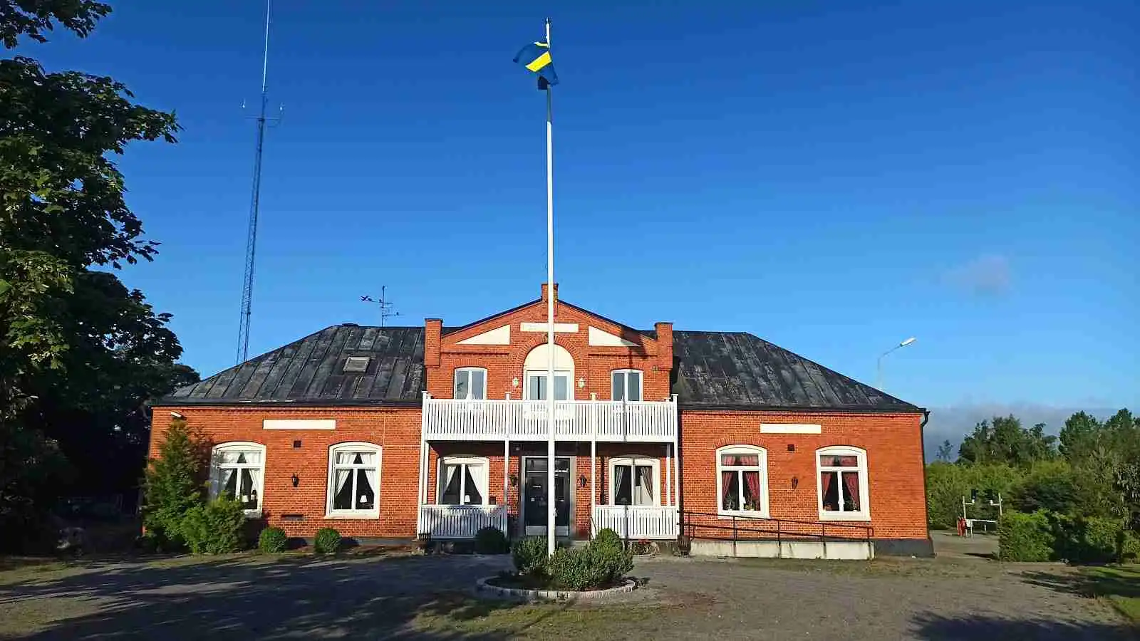 Njut av orörd natur och moderna bekvämligheter på Fredriksbergs kursgård-camping, perfekt för avkoppling och äventyr.