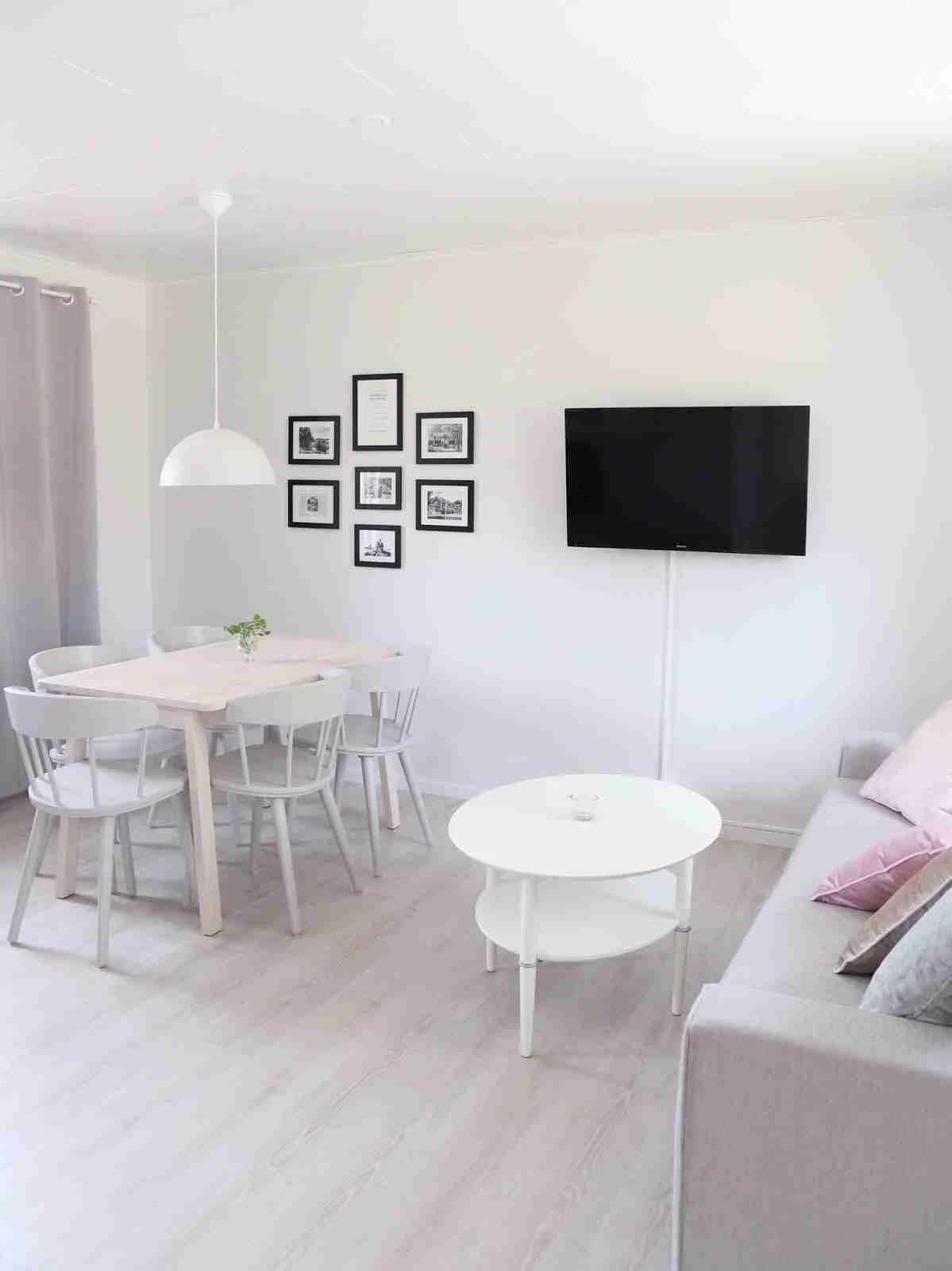 Bild av ett mysigt interiör på Tingsryd Resort, med träinredning, golv i trä och en bekväm sittplats vid ett träbord.