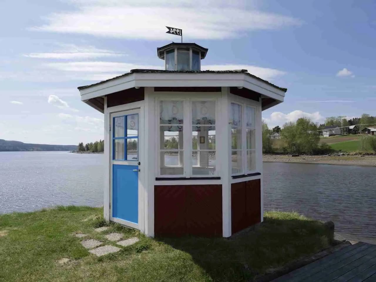 Upptäck lugn och natur vid Hoverbergs camping, vid Hoverberget i Jämtland. Äventyr, avkoppling och fantastisk utsikt!