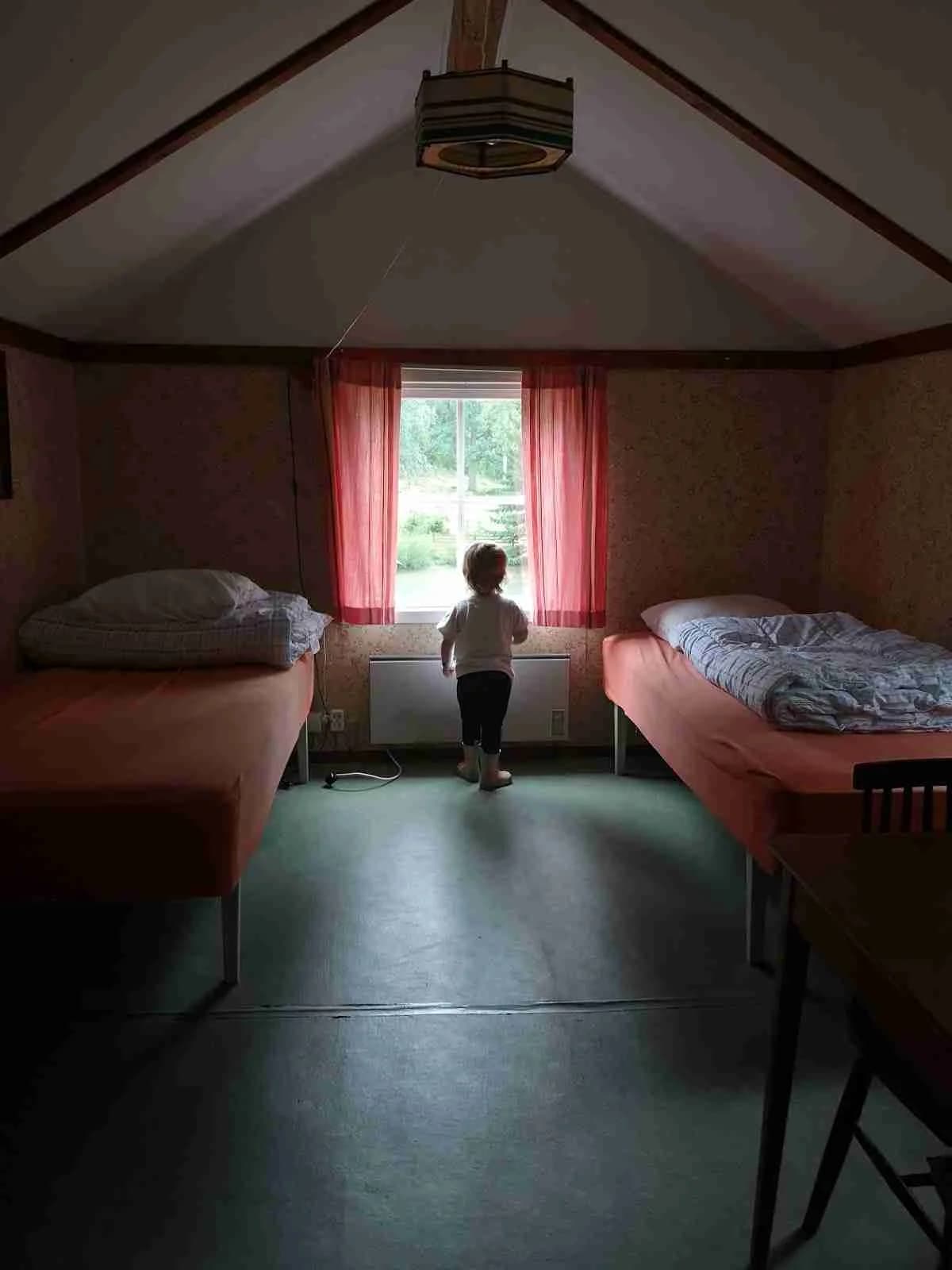 Dyk in i naturens famn på Hjorthålan Camping, Blekinges pärla med äventyr och avkoppling vid Ronnebyåns vackra vatten.