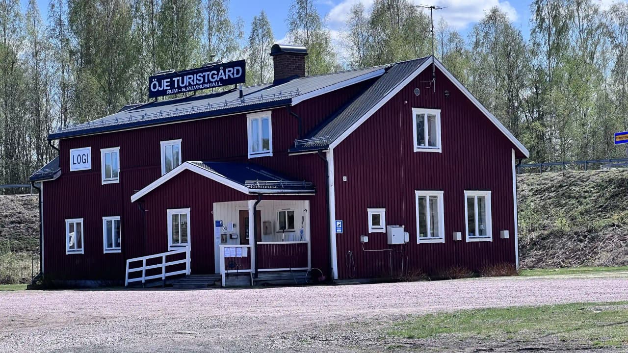 Fridfull camping vid Öjesjön med natursköna vyer, aktiviteter för alla och komfort. En plats för avkoppling och äventyr.