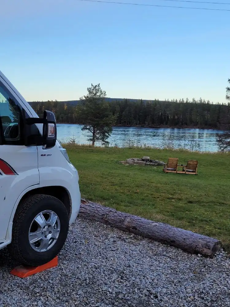 Strömbackens camping: En fridfull oas mitt i naturen, där äventyr och avkoppling möts under stjärnklara nätter.