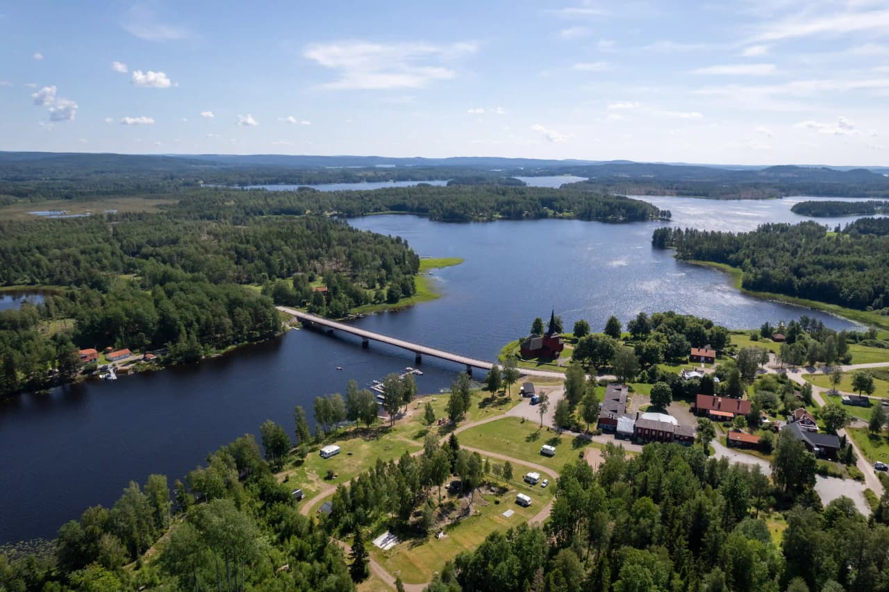 Upplev naturens charm och äventyr på Lungsunds camping – en fristad för avkoppling och gemenskap vid sjön!