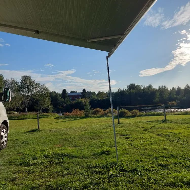 Upplev avkoppling och äventyr vid Sangisälven, med moderna bekvämligheter nära både Kalix och naturens lugn. Boka nu!