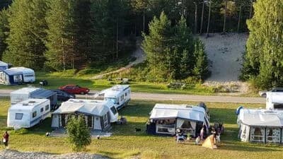 Upptäck Hemlunda Camping vid Pottans sjö – en rofylld oas för lugn och äventyr, med aktiviteter och bekvämt boende.