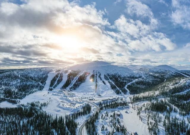 Dundret camping: Omgiven av Lapplands skönhet, en perfekt plats för arktiska äventyr och avkoppling året runt.