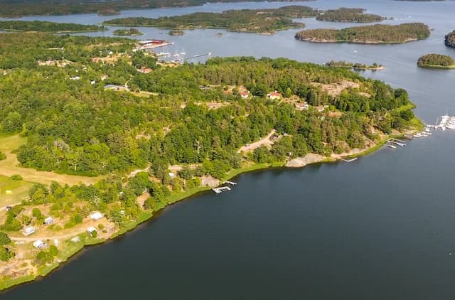 Upplev lugnet vid Östersjön: camping, stugor och aktiviteter i svensk idyllisk natur på Blankaholms naturcamping.