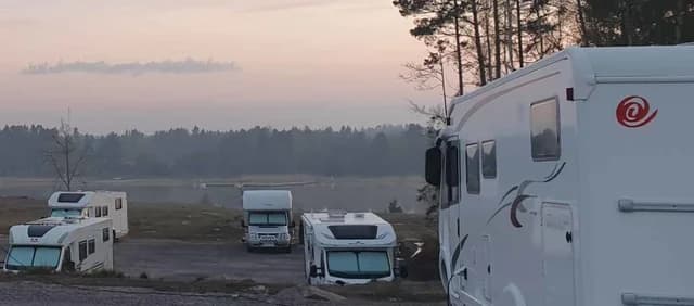 "Upptäck ro och äventyr på Samstorps Gård – safari, camping och magiska minnen i Roslagens hjärta!"