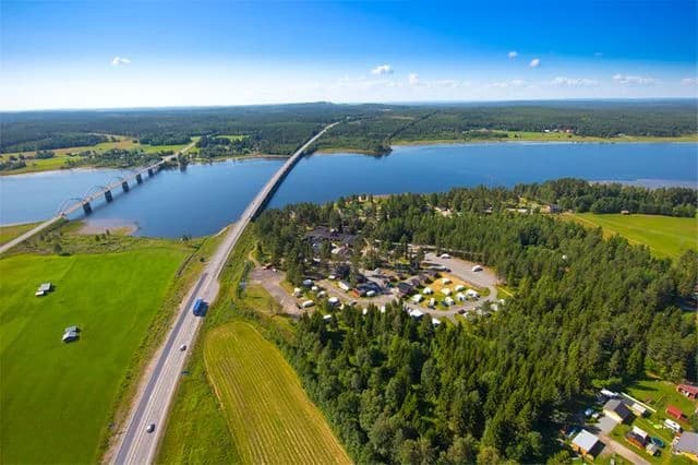 Njut av naturnära ro och modern komfort på Örnvik, med fantastisk utsikt över Luleälven och aktiviteter för alla.