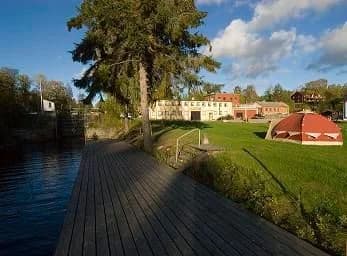 Upptäck Alcatraz camping: idylliska vyer, varierat boende, äventyr & lokal smak. Din perfekta tillflykt vid Dalslands kanal!