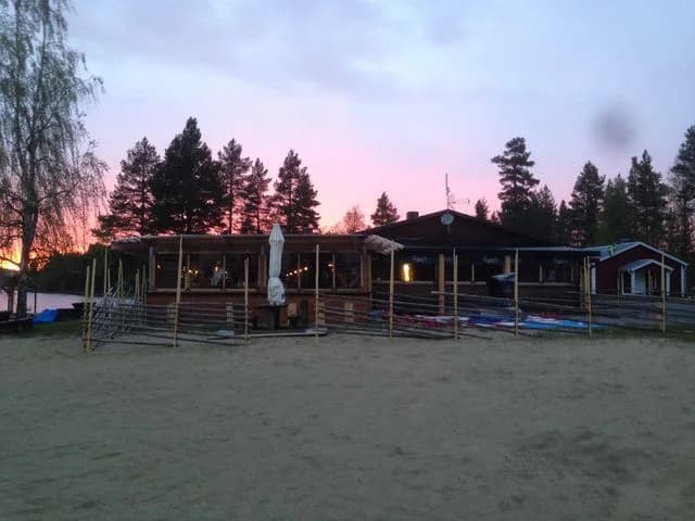 Angsjöns camping: Upptäck idyllisk natur och äventyr, perfekt för familjer och friluftsfantaster nära Umeå.