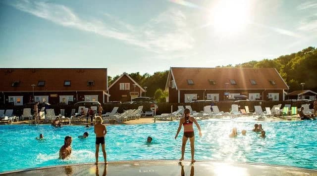 Destination Apelviken: Harmoni vid havet med surf, spa och kulinariska upplevelser, ett semesterparadis för alla åldrar.