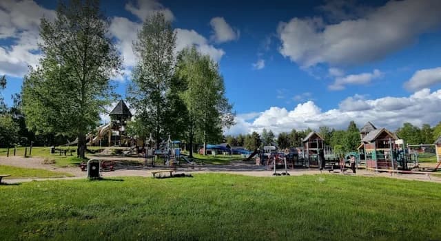 Njut av äventyr och avkoppling i Jokkmokks magiska natur på Arctic Camp – din perfekta bas för alla säsonger!