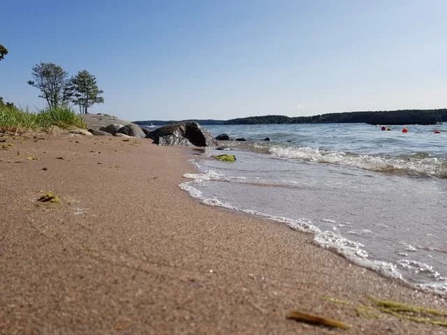 Askrike Camping: En fridfull tillflyktsort i Stockholms skärgård, nära Vaxholm och Stockholm, med naturnära camping och gemenskap.