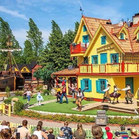 Upplev sagolika äventyr och magiska stunder på Astrid Lindgrens värld camping, i hjärtat av Smålands natur!