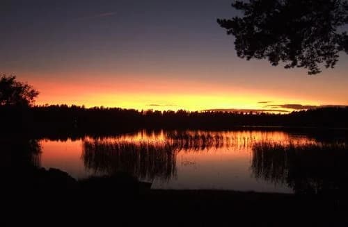 Axamo strand & camping: En naturskön oas vid Jönköping för avkoppling och äventyr, med bekvämt boende och aktiviteter.