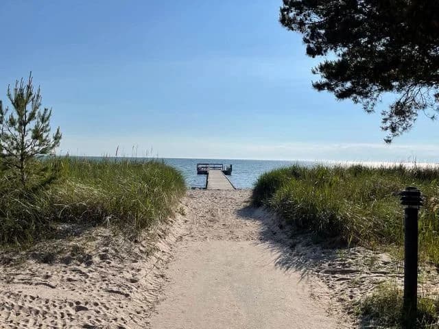 Njut av Gotlands natur och lyx på Björkhaga Strandby, en idyll vid havet med strandnära stugor och kulinariska upplevelser!