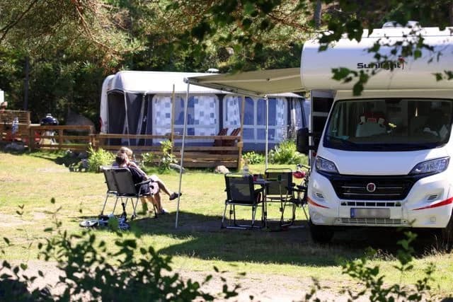 Bofors Camping: Upptäck Bohusläns skärgård med stranden som lekplats och naturens äventyr runt hörnet, perfekt för hela familjen!
